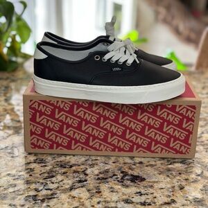 NIB* Vans Leather Classic Black and White Low-Tops